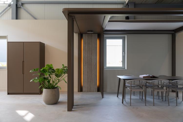 Aluminium maatwerk buitenkast onder Linizio overkapping met doekzonwering