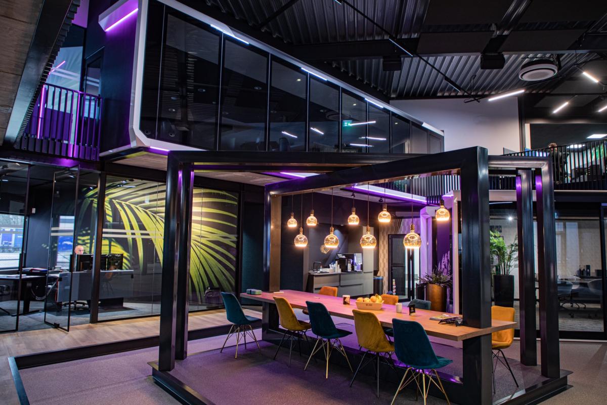 kantoor met luxe akoetstiek