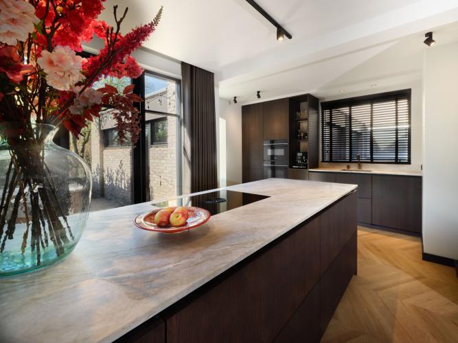 Luxe eiken keuken met natuursteen blad