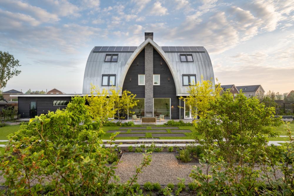 Villa met bijzondere kapconstructie