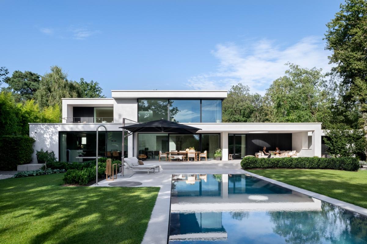 moderne villa met luxe tuin met zwembad