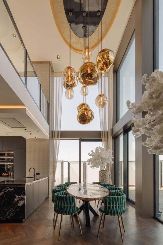 luxe eetkamer met design verlichting