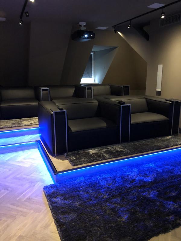 luxe stoelen in thuisbioscoop