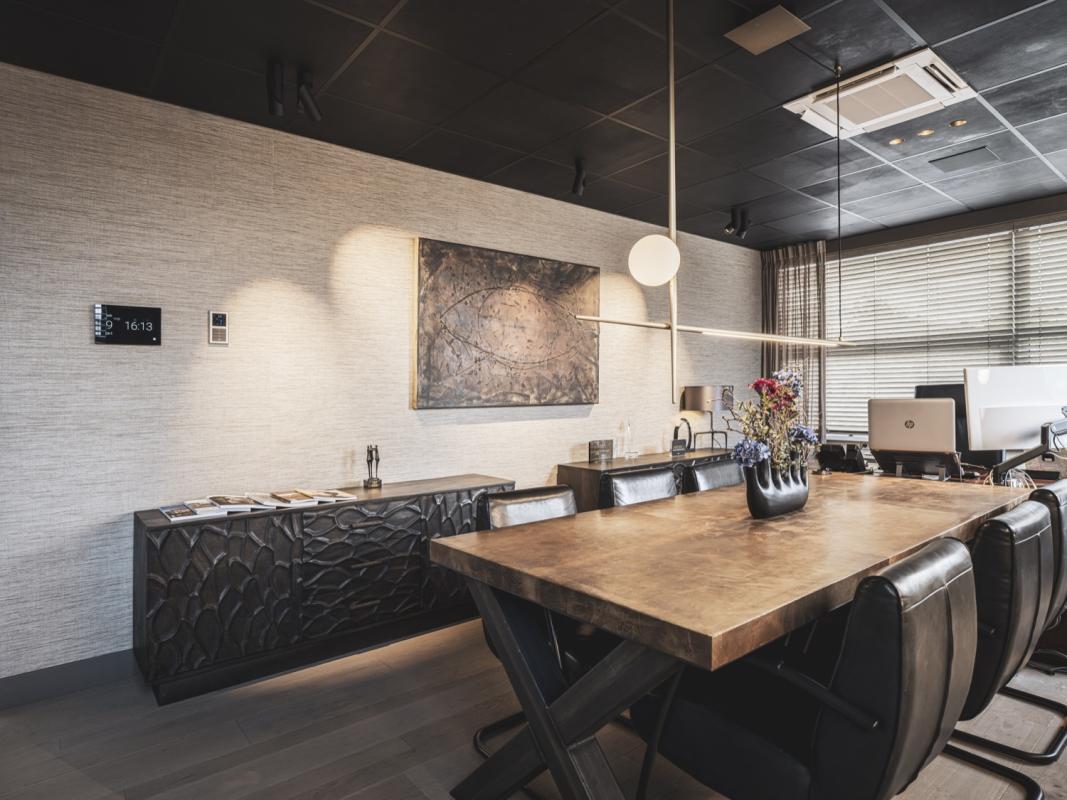 kantoor met vergadertafel
