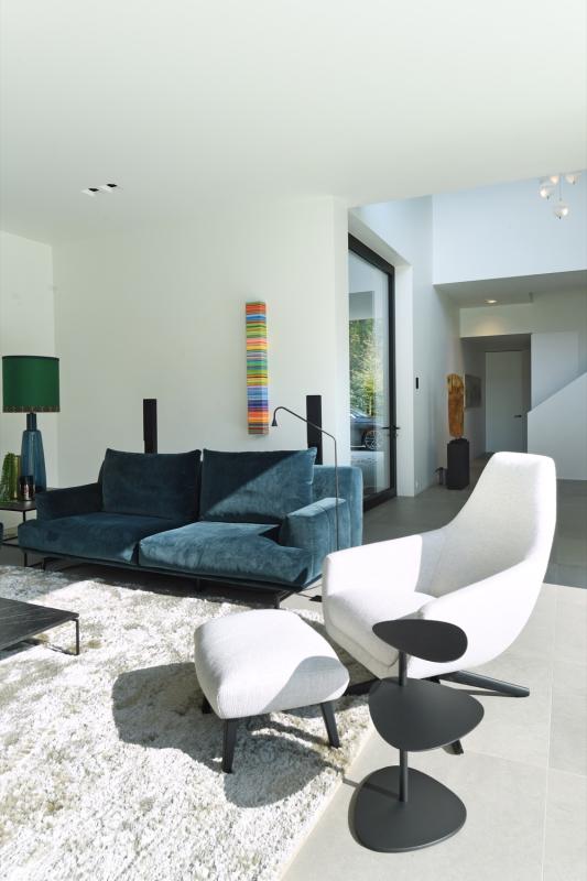 witte designstoel in woonkamer