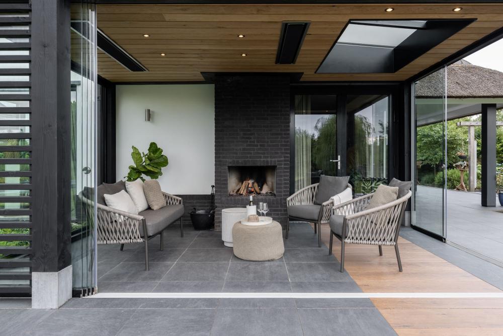 Exclusieve tuinmeubels in villatuin Borne