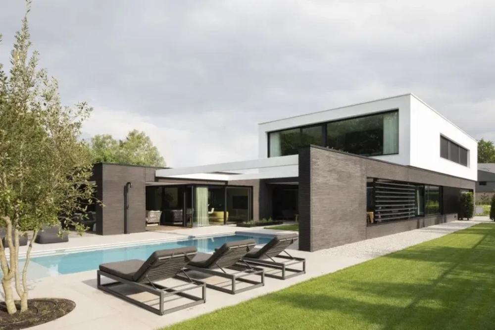 Exclusieve tuinmeubels in villatuin Oisterwijk