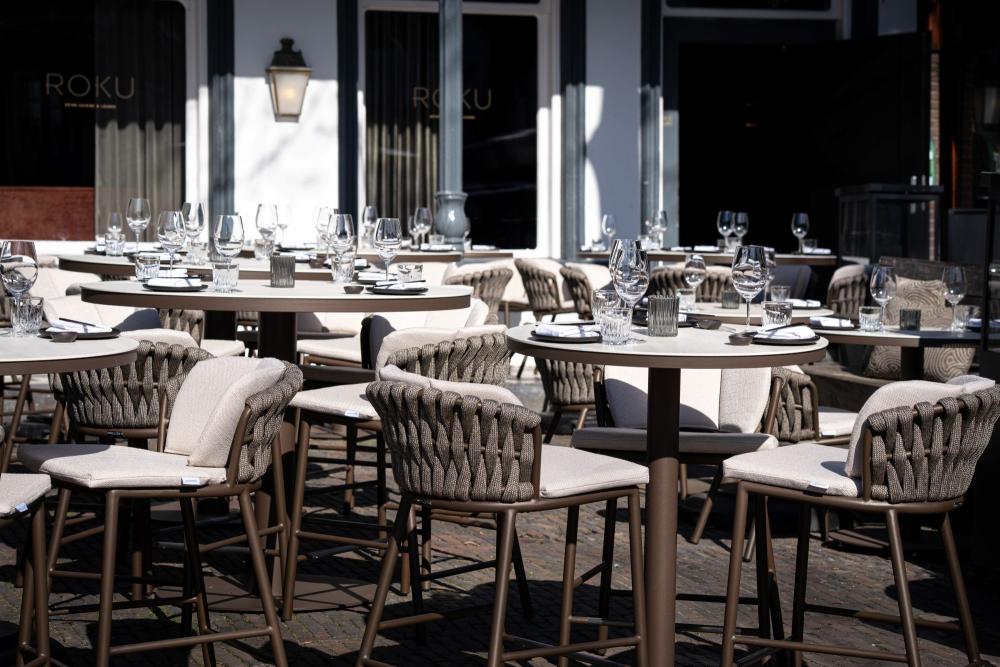 Heerlijk terrashangen in Oisterwijk: Bewonder de nieuwe tuinmeubels bij Restaurant Roku