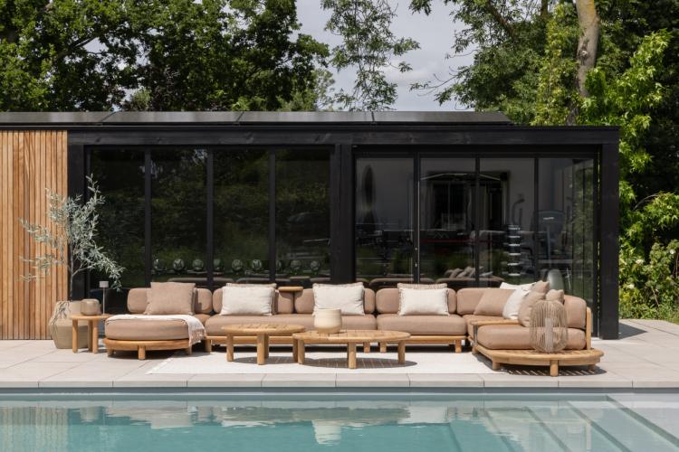 Tuininrichting in Rotterdam met luxe tuinmeubelen