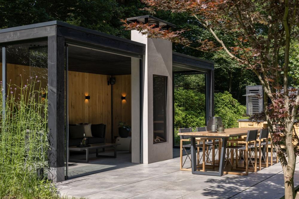 Villatuin met exclusieve tuinmeubelen in Baarn