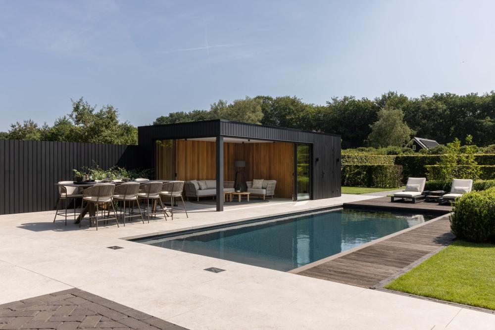 Villatuin met luxe tuinmeubelen in Uddel