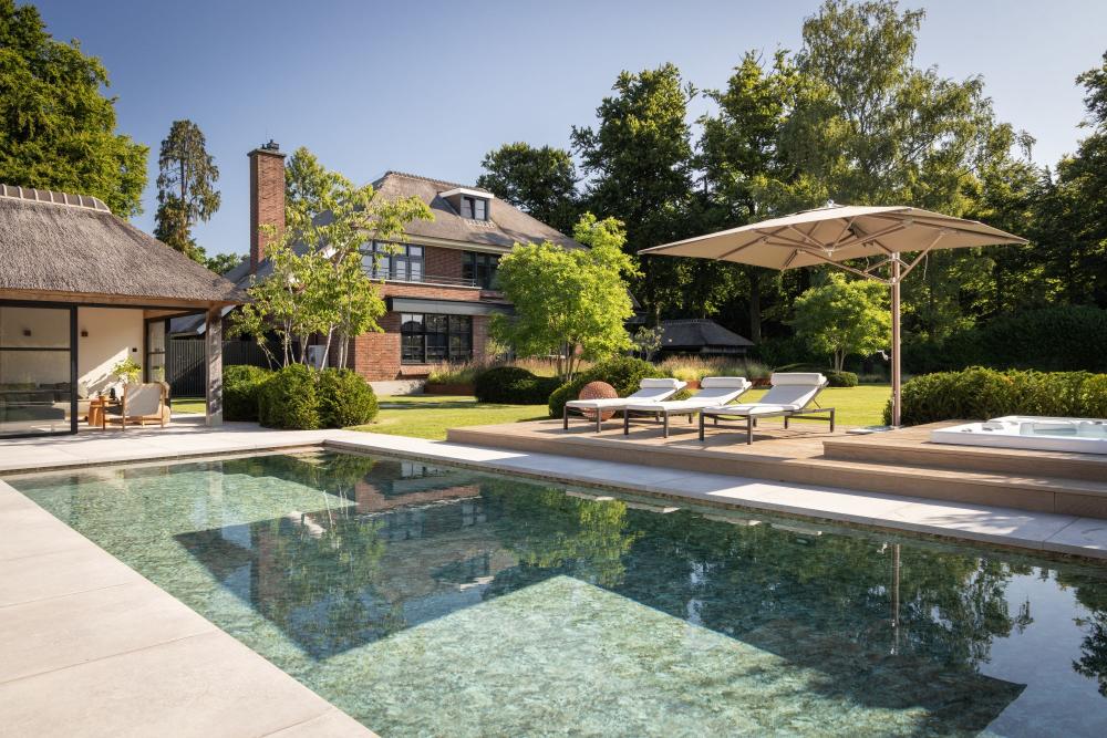 Bouwkundig zwembad met natuurlijke look bij landelijke villa