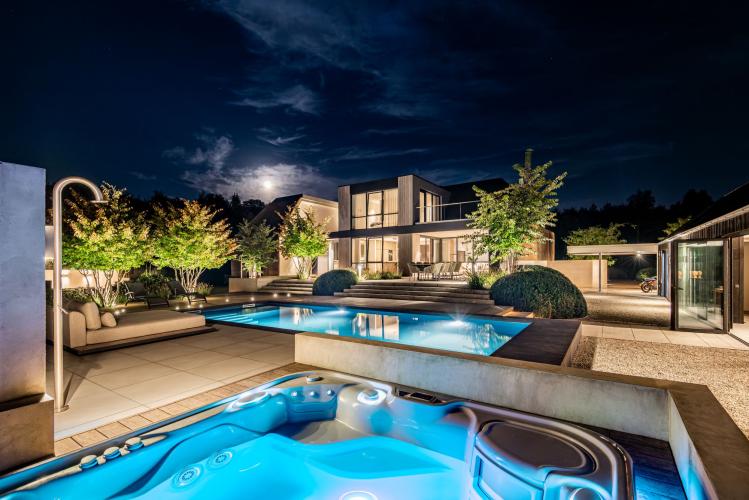 Luxe verhoogd zwembad in architectonische tuin