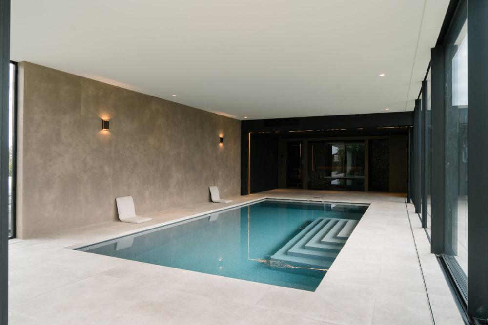 Minimalistisch skimmerzwembad met wellness