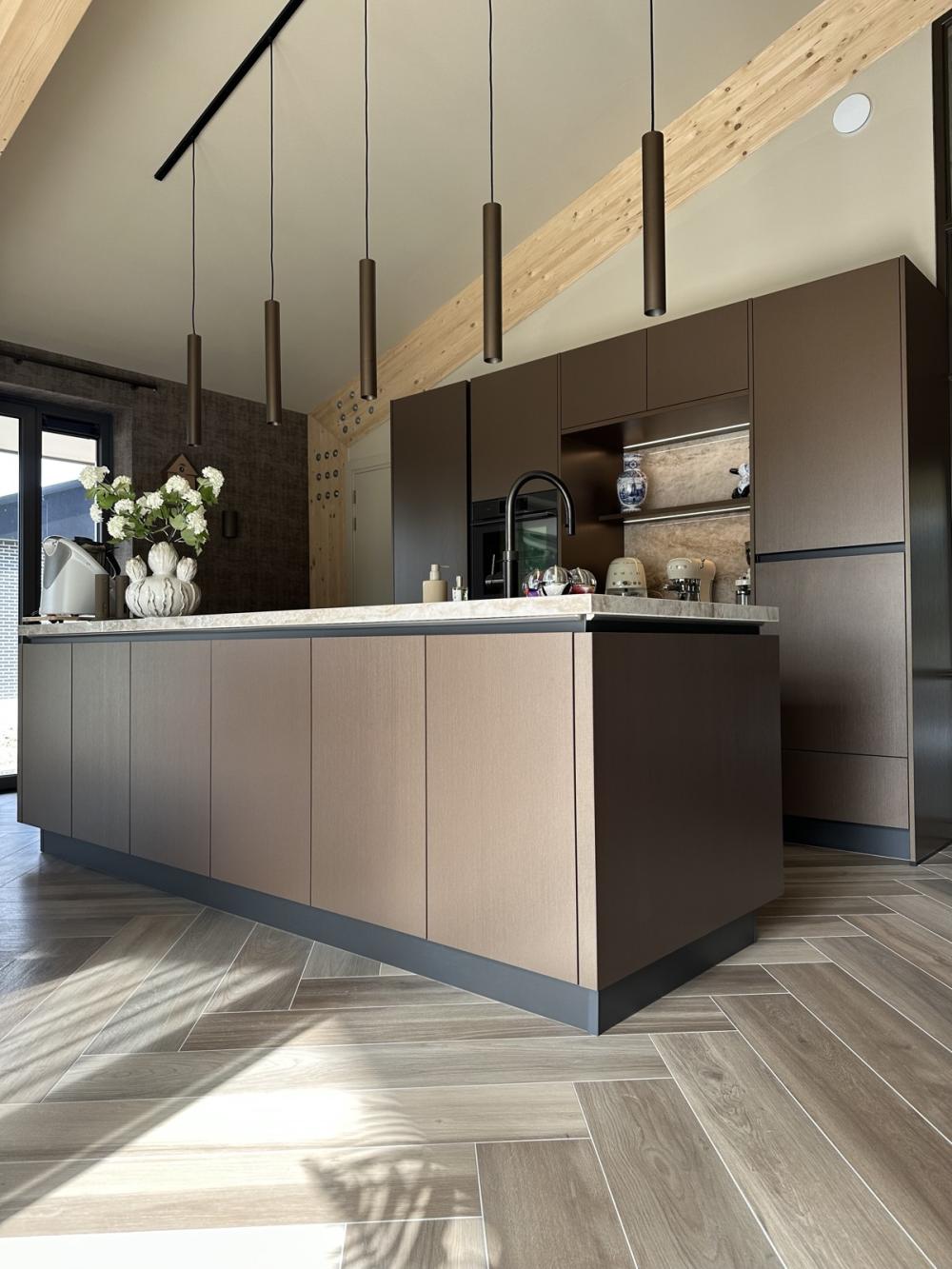 Goudbronzen maatwerkkeuken met marmerlook blad