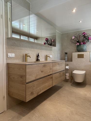 Serene badkamers in zachte tinten