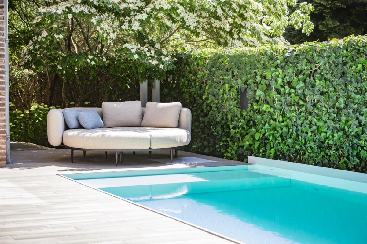 luxe zwembad met loungebank