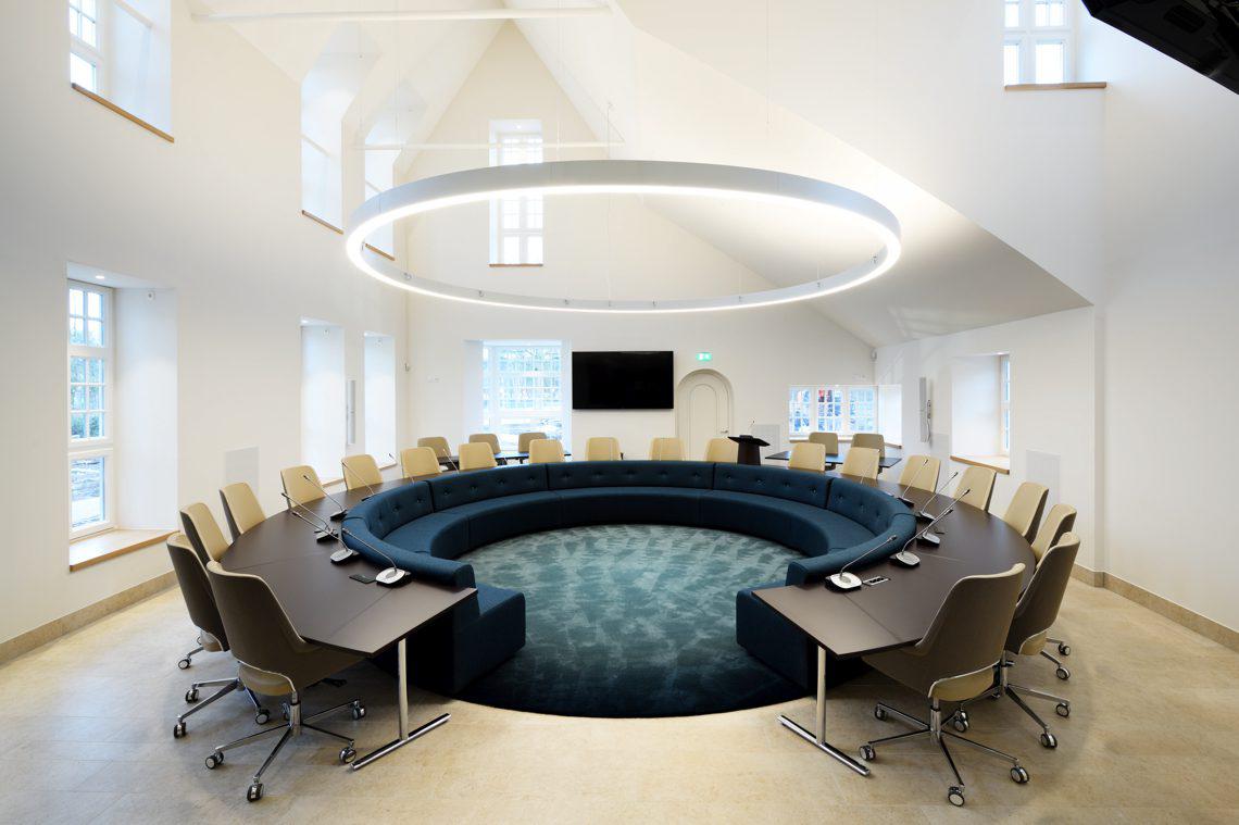 raadszaal met vloerkleed