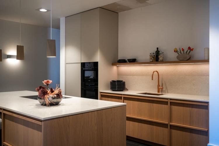 Exclusieve koperen kraan en spoelbak in moderne keuken