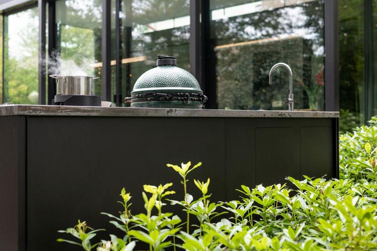 Exclusieve kraan en spoelbak in buitenkeuken Apeldoorn
