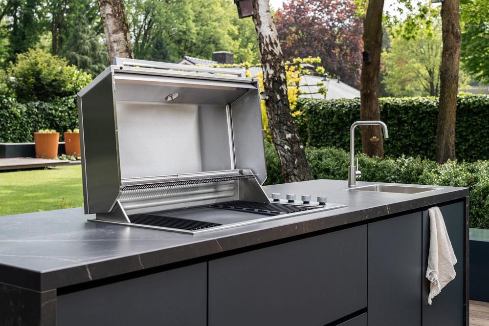 Exclusieve kraan en spoelbak in buitenkeuken Soest