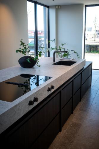 Moderne keuken met Gun Metal spoelbak van Caressi