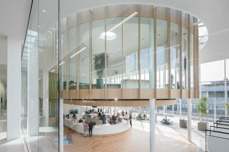 interieur hal met zwevend kantoor