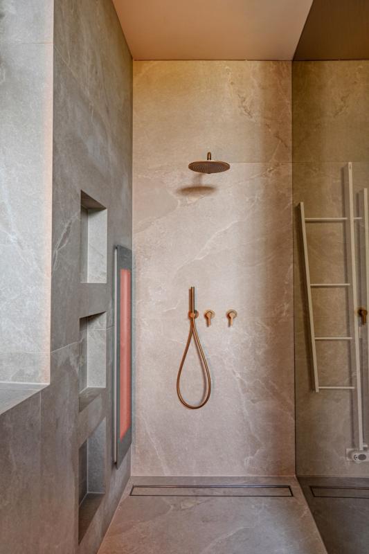 douche met keramische tegels