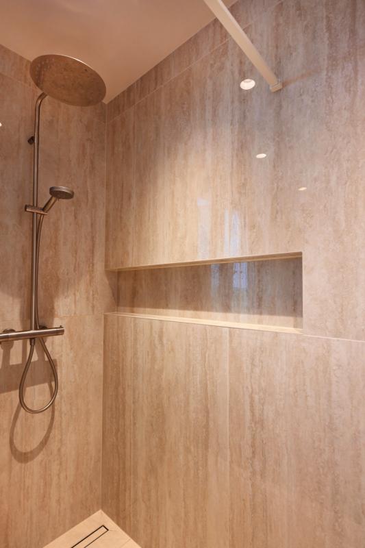 douche met luxe tegelwerk