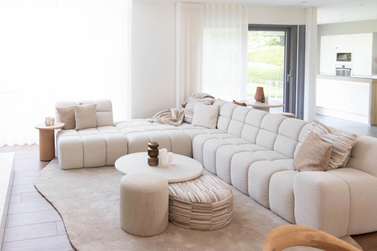 woonkamer met luxe bank en meubels