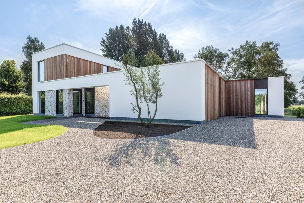 moderne villa met oprit