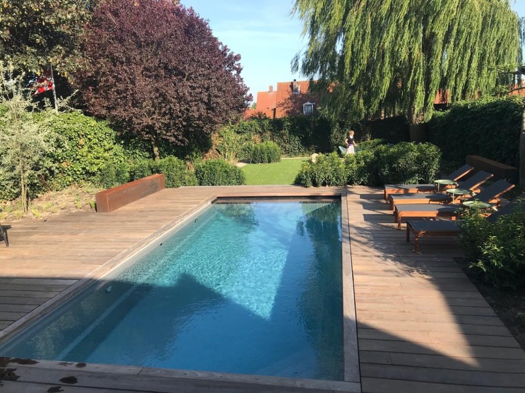 zwembad met houten terras
