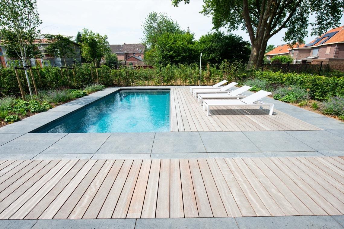 zwembad met houten terrassen