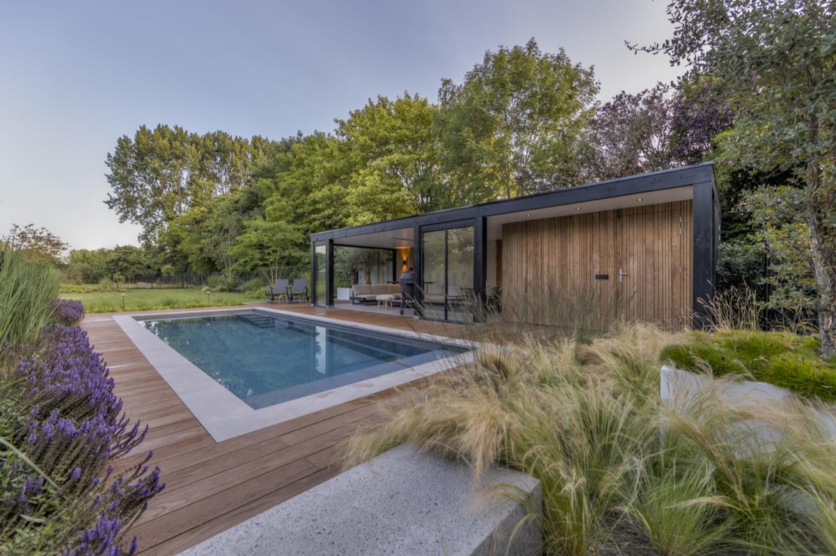tuin met luxe zwembad