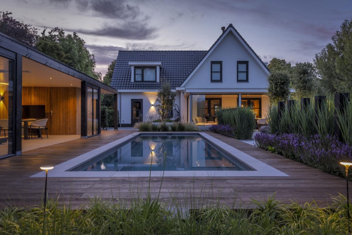 luxe tuin met modern zwembad