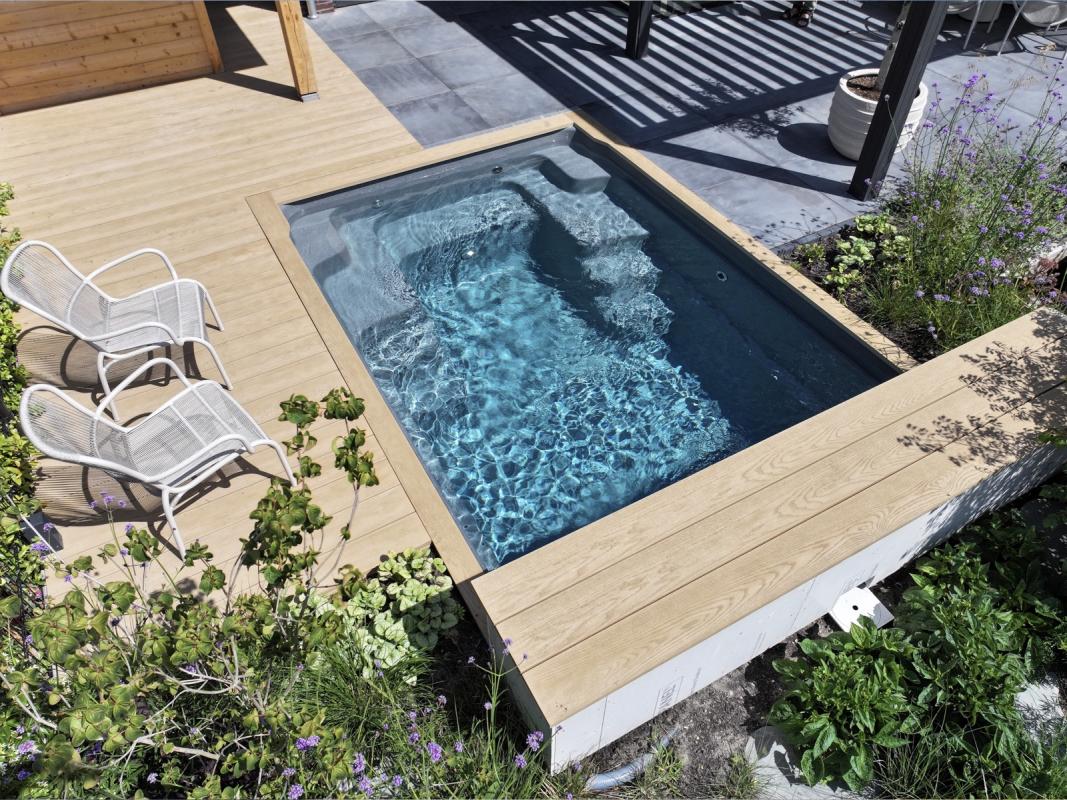 tuin met compact zwembad