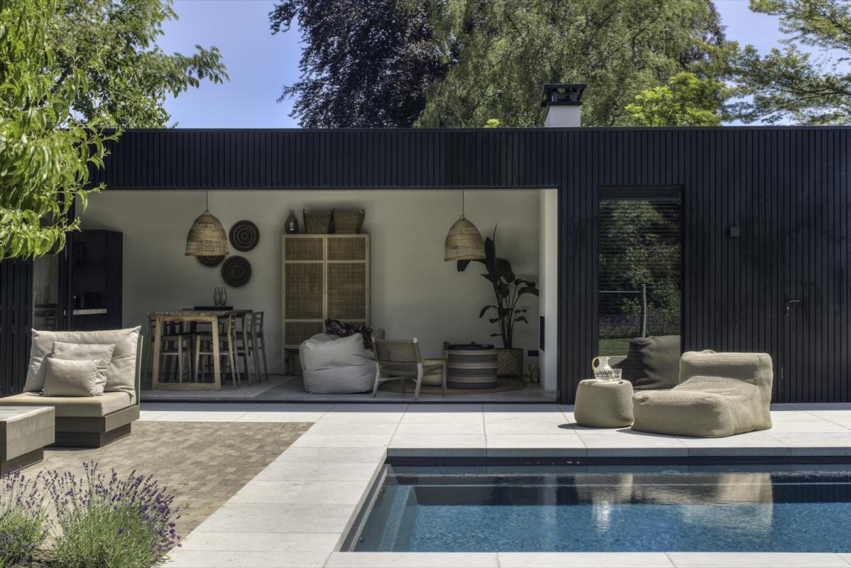 luxe zwembad met poolhouse