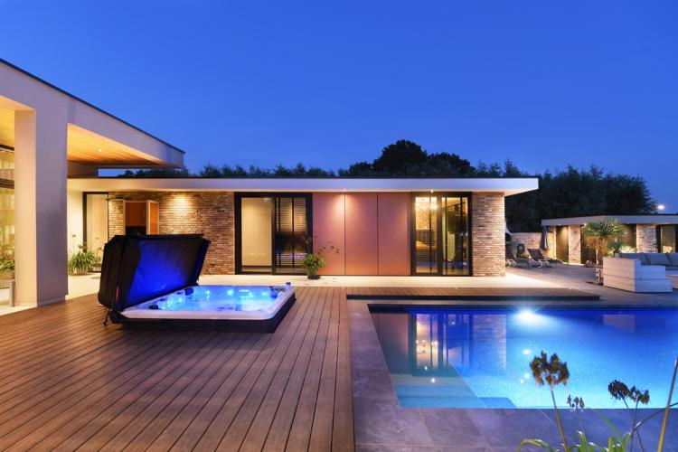 XL Lounger strak vormgegeven prefab zwembad