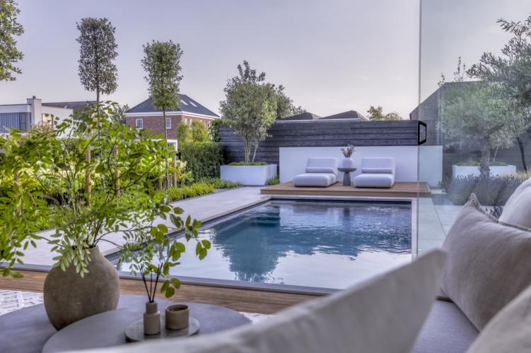 Villatuin met modern zwembad