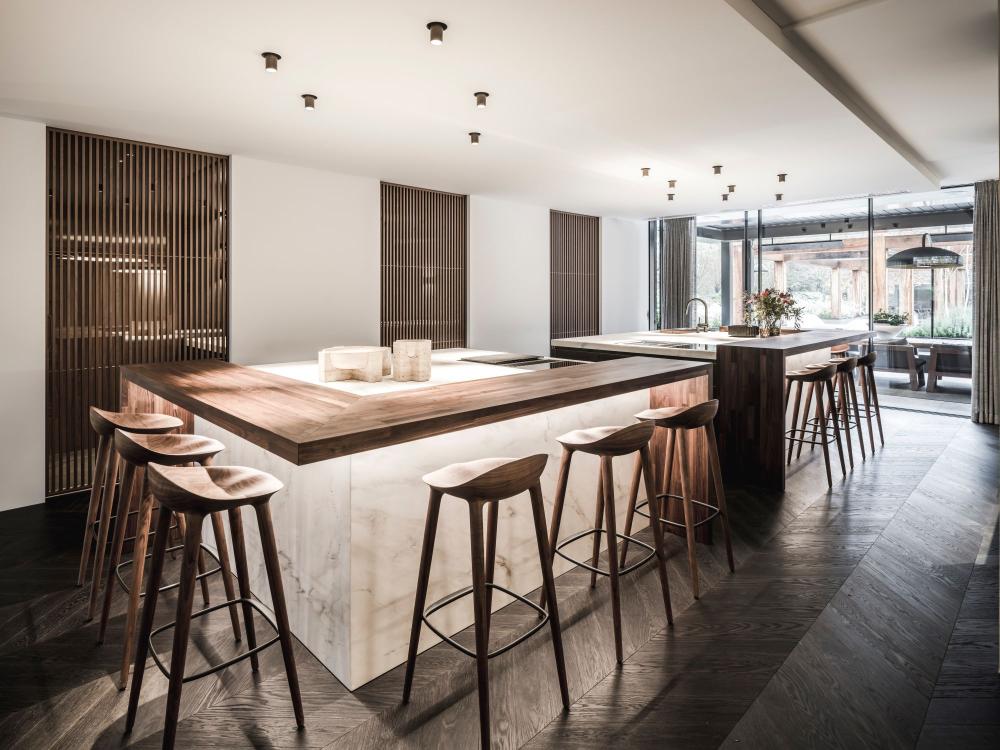 Exclusieve keuken waarin rust, kracht en symmetrie samenkomen