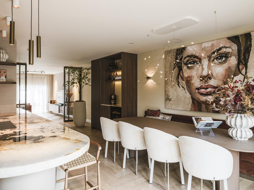 luxe eetkamer met design eettafel en stoelen