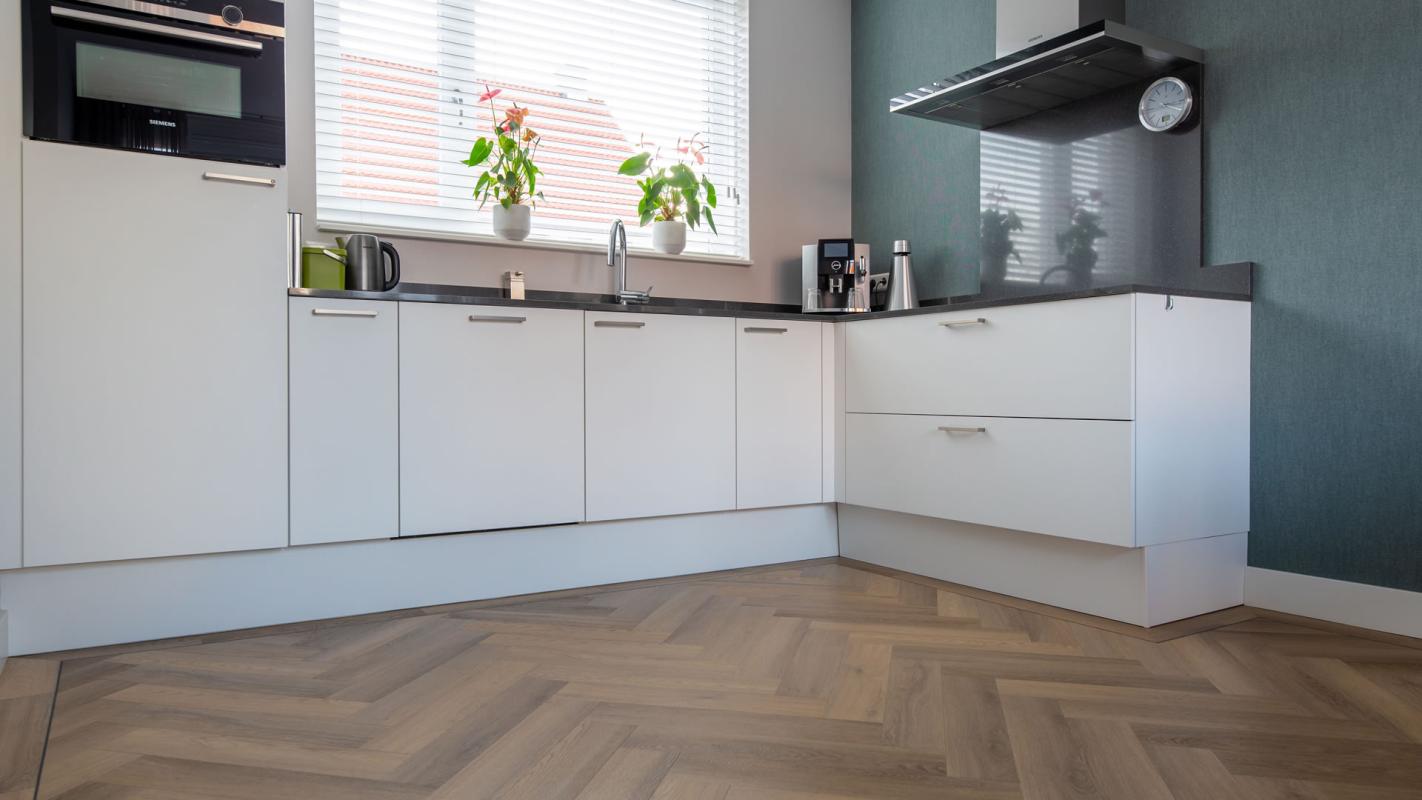 keuken met houtenvloer