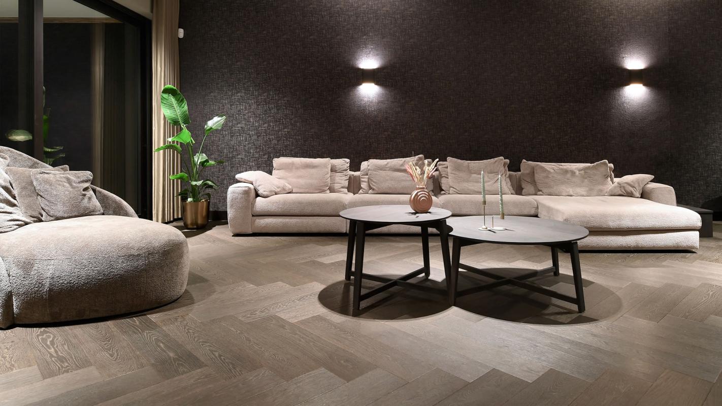 luxe woonkamer met houten vloer