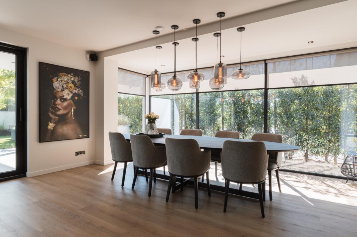 eetkamer met luxe meubels