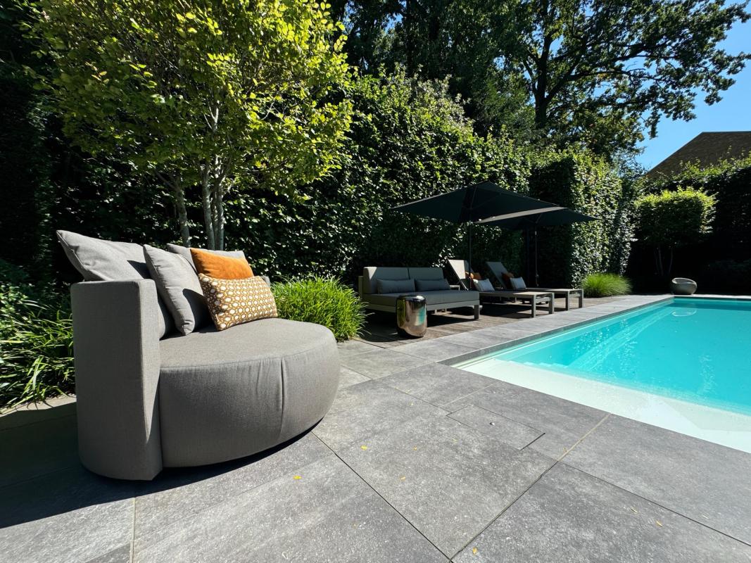 tuin met zwembad en luxe tuinmeubels