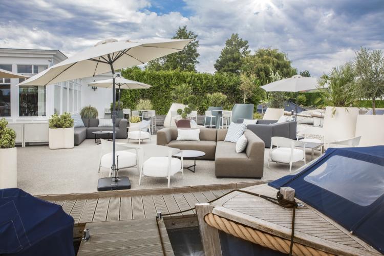 Luxe buitenmeubels bij jachthaven