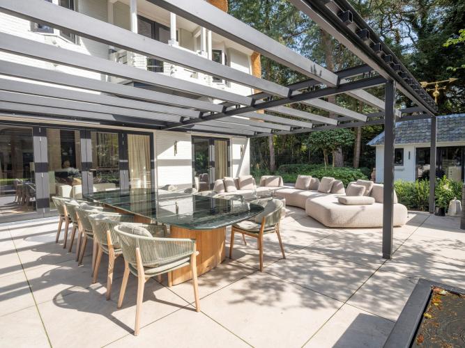 Luxe tuinmeubels villatuin Bilthoven