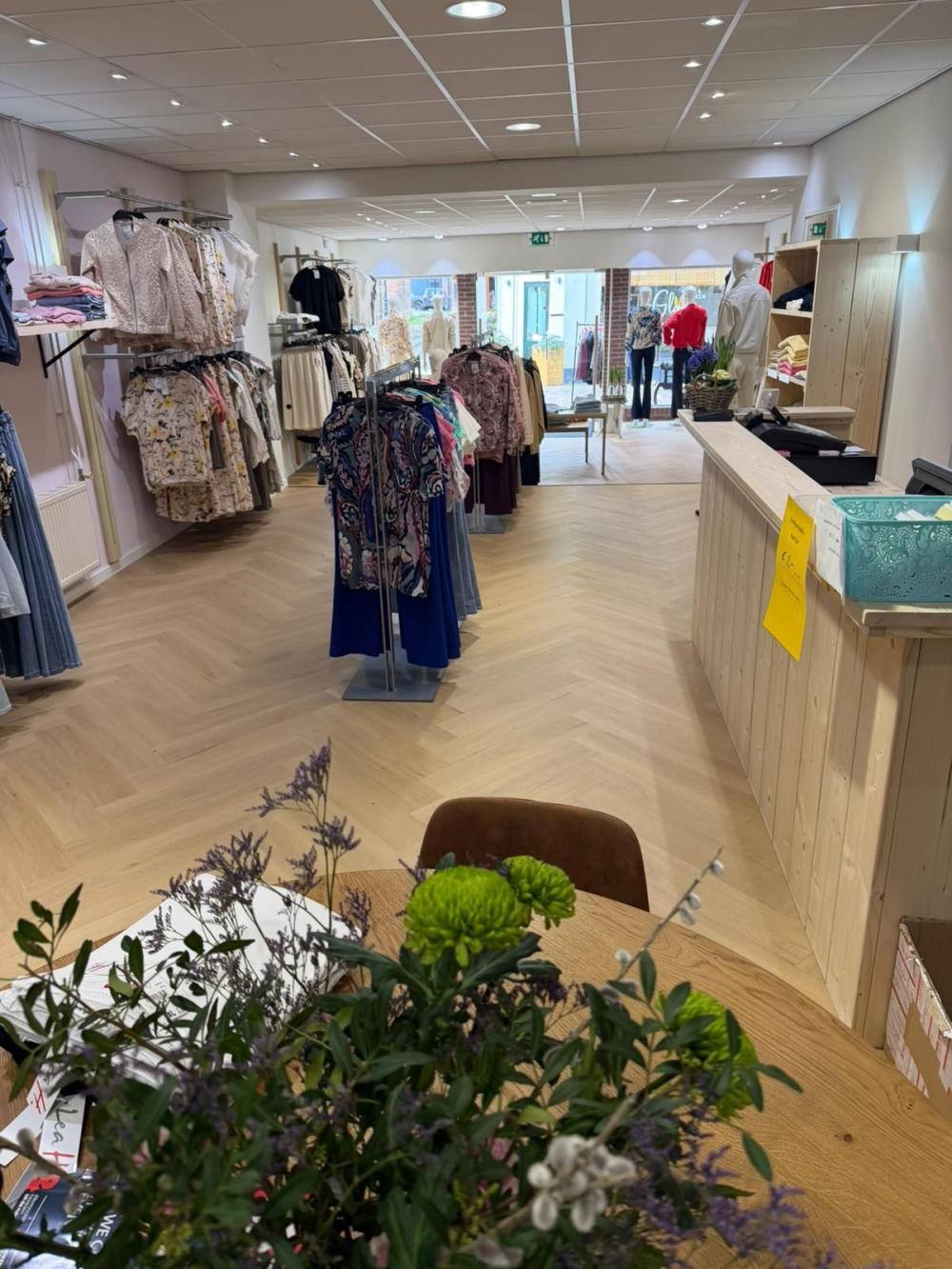 Luxe PVC visgraat vloer in kledingwinkel