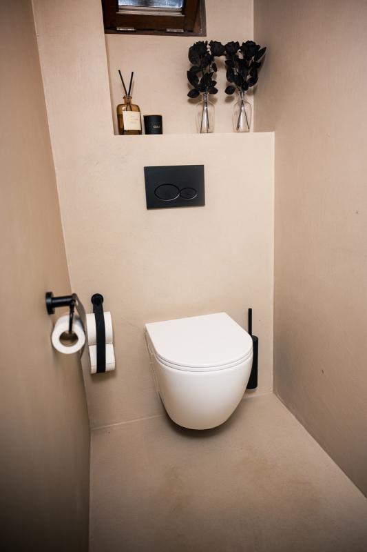 toilet met microcement vloer