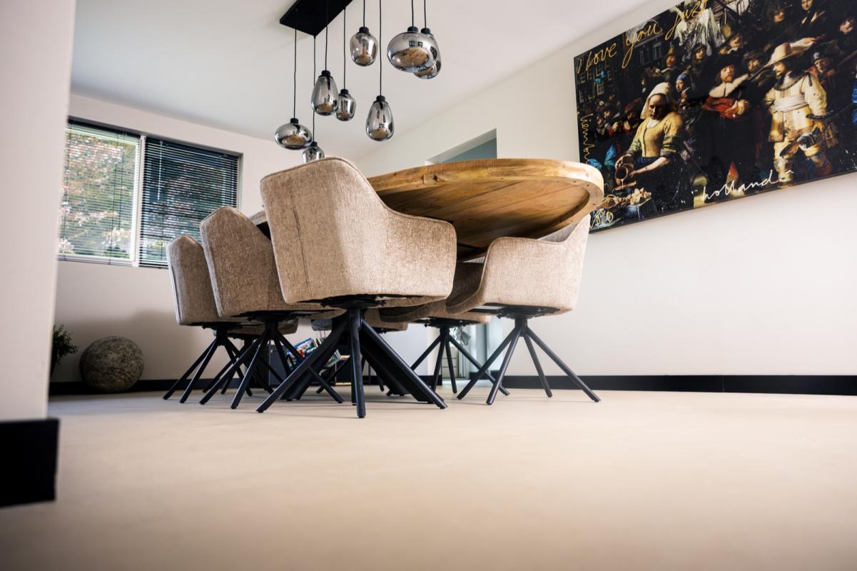 eetkamer met luxe vloer